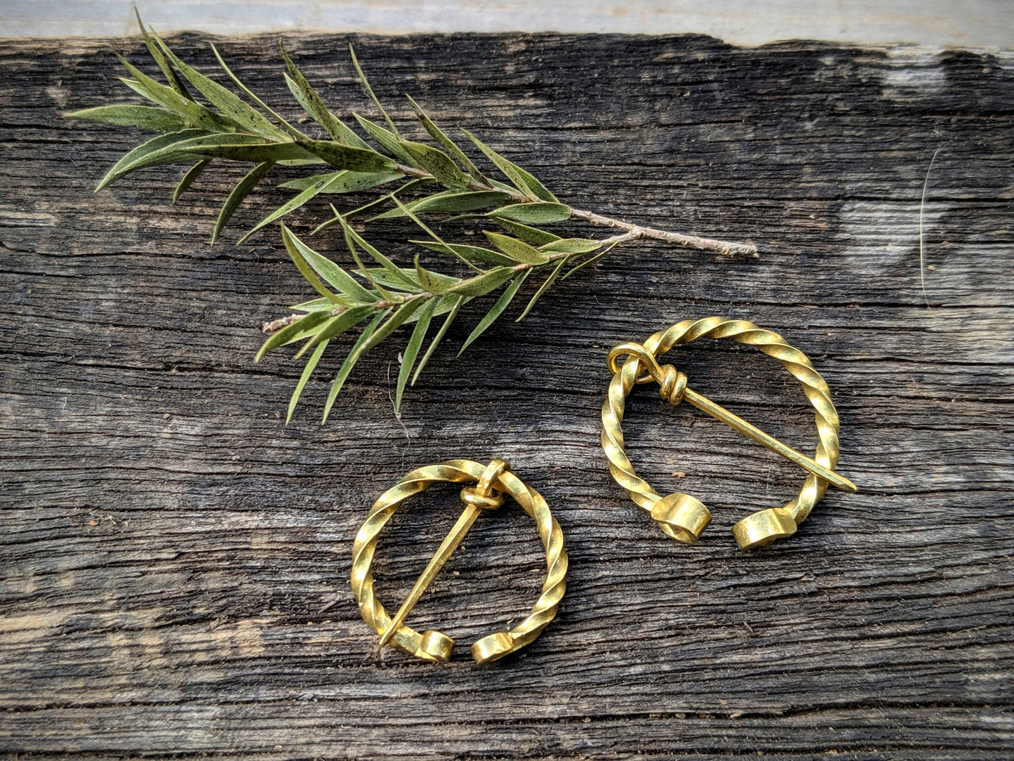 Brass Twist Penannular Brooch 1cm